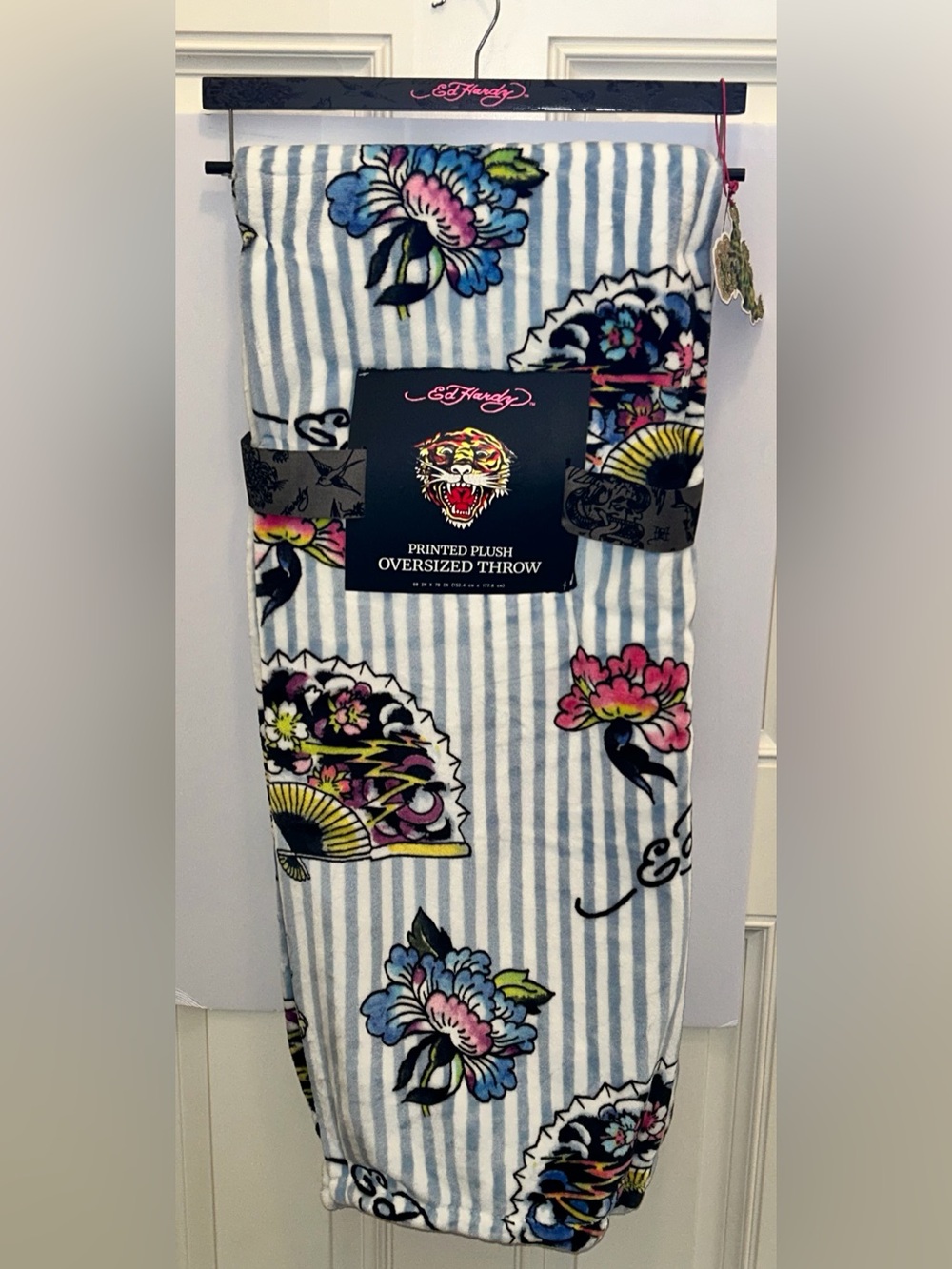 ED HARDY OVERSIZED 60”x70” PLUSH THROW/STRIPED W/ FLOWER TATTOO PRINT/NWT - Picture 2 of 7